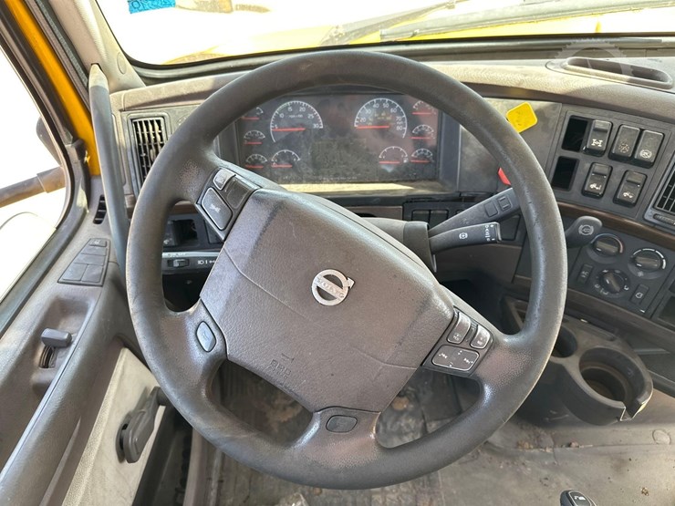 volvo-vnl64t300-image-13