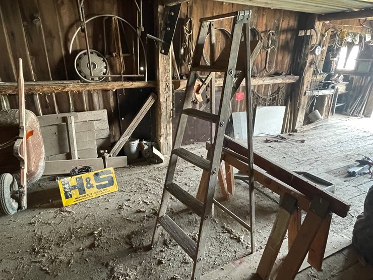 #2323-•-set-of-sawhorses-and-wooden-step-ladder-image-5
