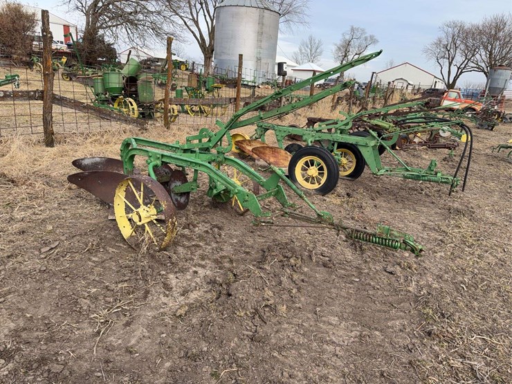john-deere-pull-type-two-bottom-plow-image-7