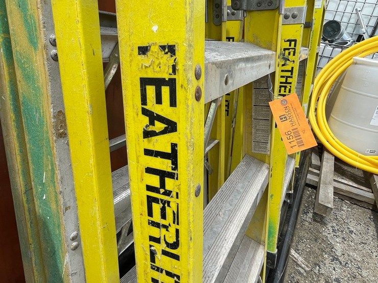 #1156-•-(2)-fiberglass-step-ladders-image-3