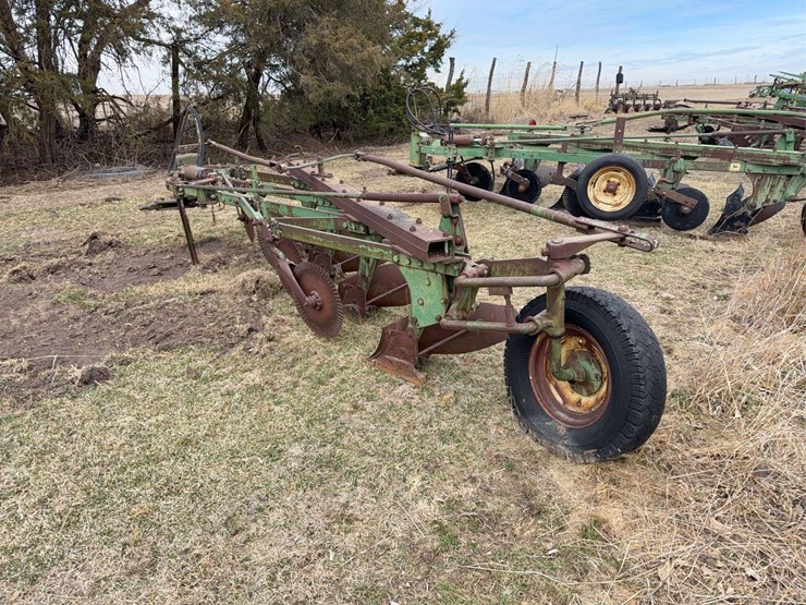 john-deere-pull-type-four-bottom-plow-image-3
