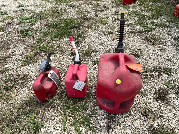 #3341-•-(3)-poly-gas-cans-image-6