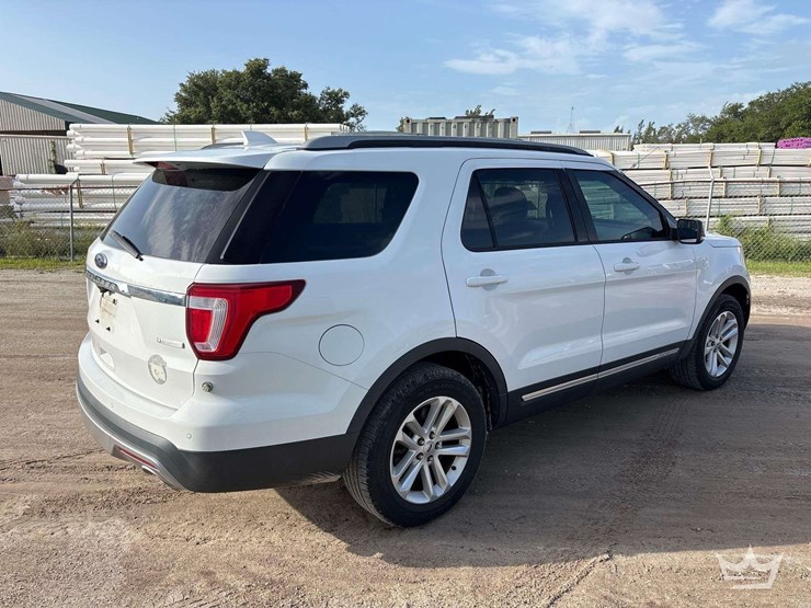 2016-ford-explorer-image-3