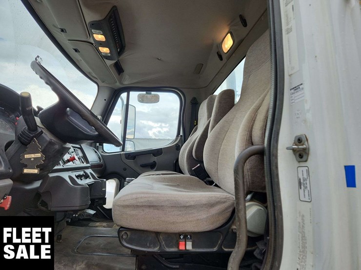 2011-freightliner-m2-106-image-16