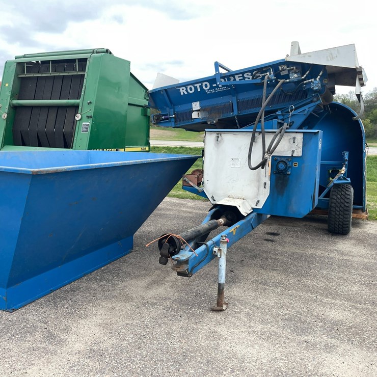 #1005 • 2008 9' Roto-Press Bagger