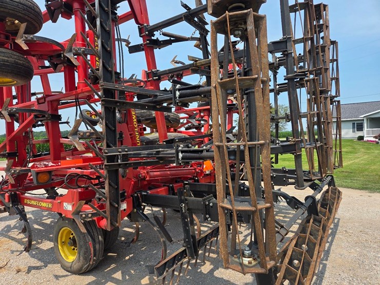 44'-sunflower-5055-44-field-cultivator-image-28
