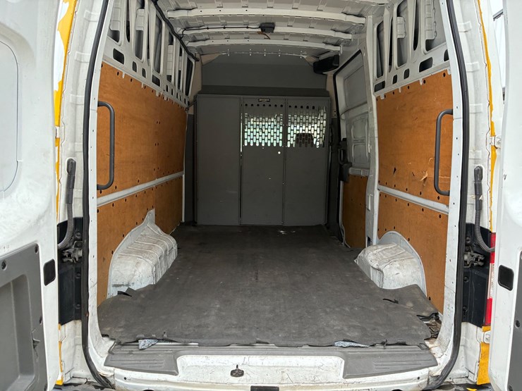 2021-nissan-nv2500-image-6