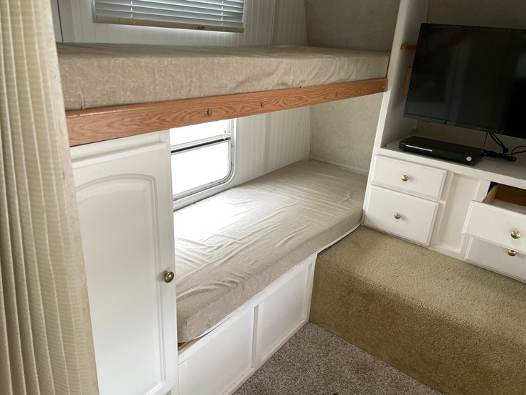 #1036-•-2003-keystone-bunkhouse-26'-camper-(has-wi-title)-image-12