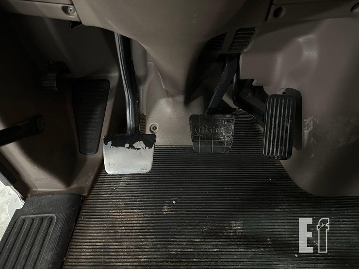 2012-peterbilt-587-image-16