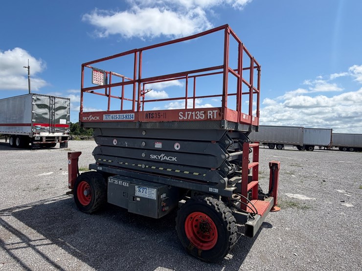 2014-skyjack-sj7135rt-image-1