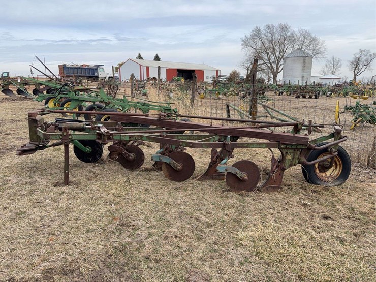 john-deere-pull-type-four-bottom-plow-image-2