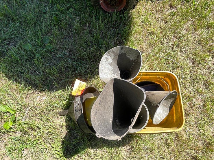 #3306-•-assortment-of-metal-and-plastic-funnels-image-9