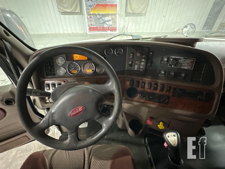 2012-peterbilt-587-image-14