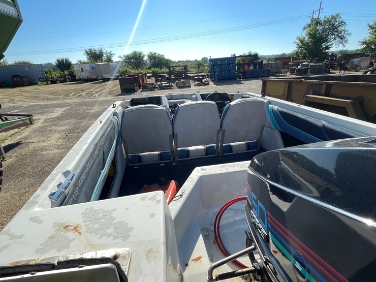 #1019-•-bayliner-capri-boat-on-escort-trailer-(no-title,-for-parts)-image-30