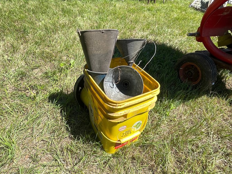 #3306-•-assortment-of-metal-and-plastic-funnels-image-7