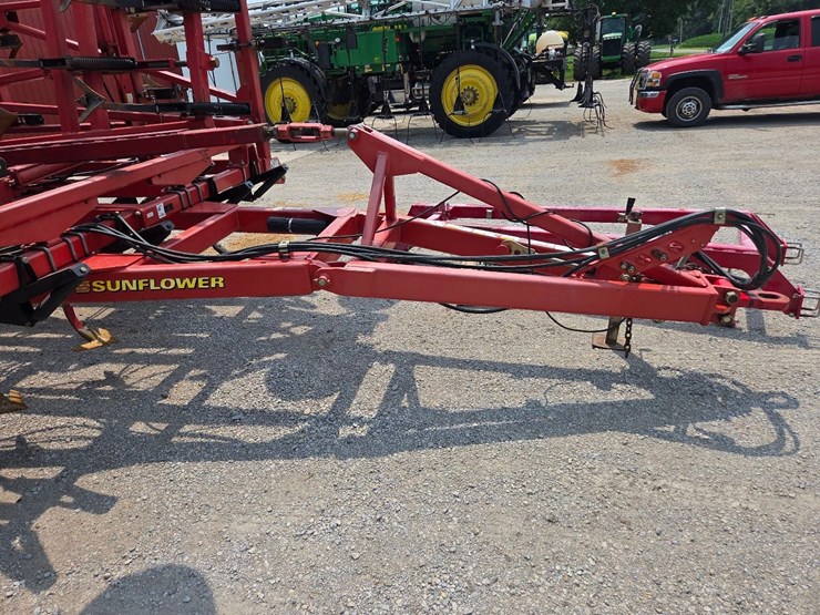 44'-sunflower-5055-44-field-cultivator-image-51
