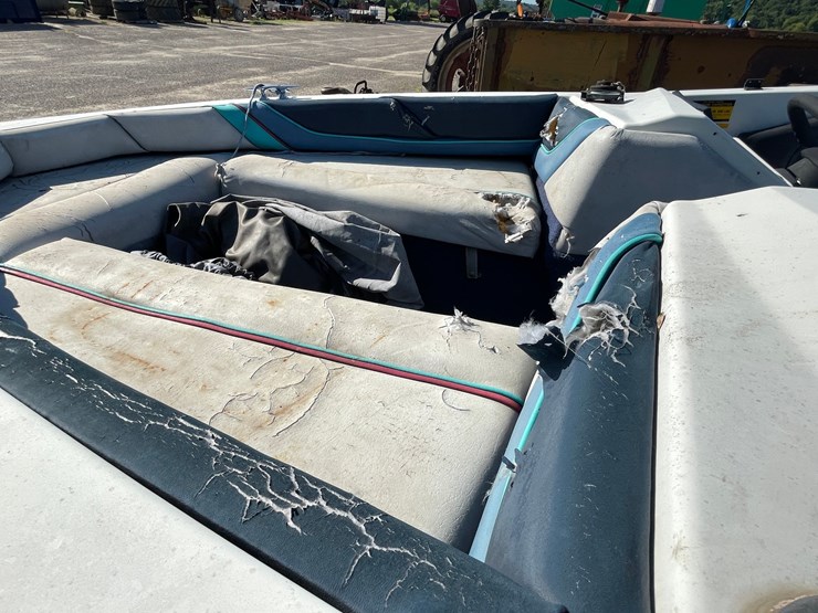 #1019-•-bayliner-capri-boat-on-escort-trailer-(no-title,-for-parts)-image-37