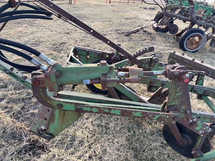 john-deere-pull-type-three-bottom-plow-image-11