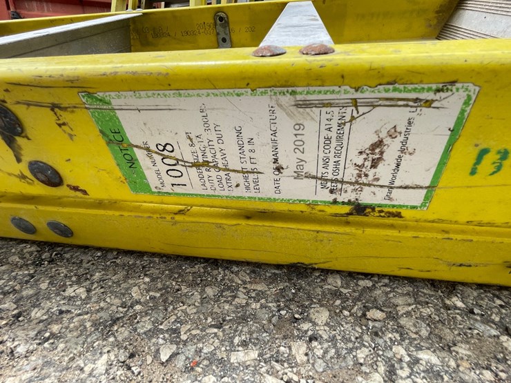 #1152-•-(2)-fiberglass-step-ladders-image-3