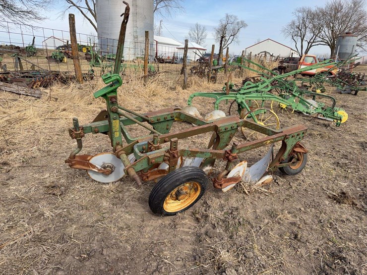 john-deere-three-point-three-bottom-plow-image-1