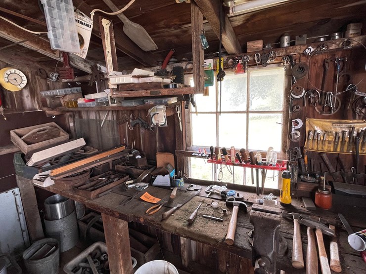 #2334-•-content-of-workbench-image-1