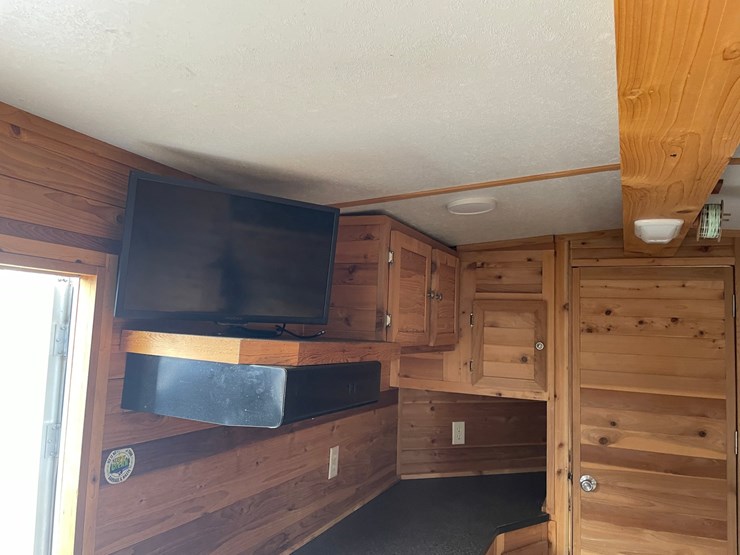 #5815-•-2012-ice-castle-ml-edition-ice-house/camper-(sells-with-paperwork-to-obtain-title)-image-19
