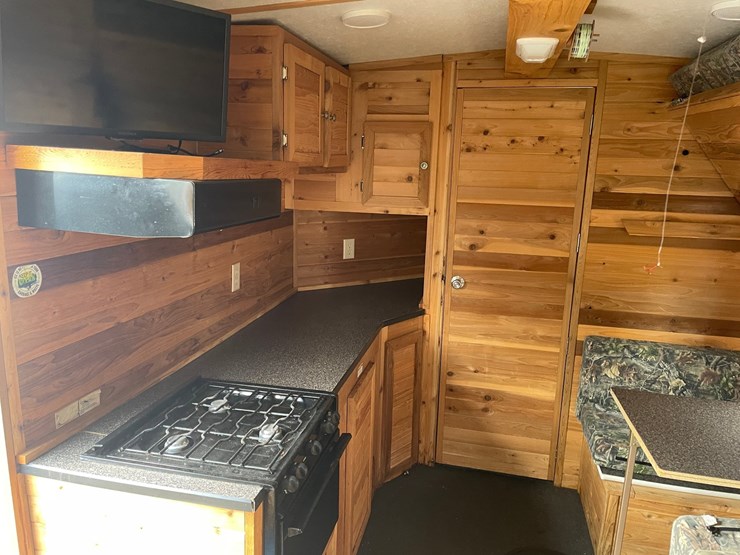#5815-•-2012-ice-castle-ml-edition-ice-house/camper-(sells-with-paperwork-to-obtain-title)-image-18