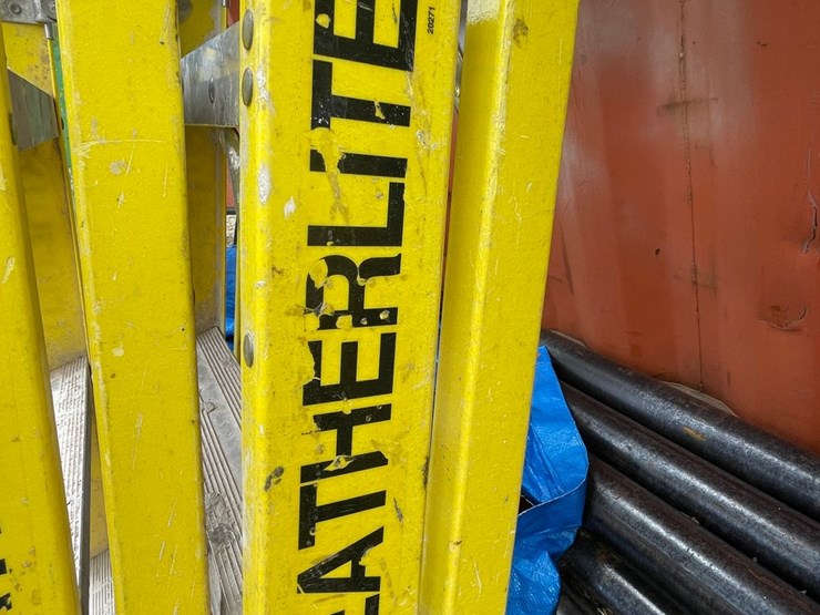 #1157-•-(2)-fiberglass-step-ladders-image-5