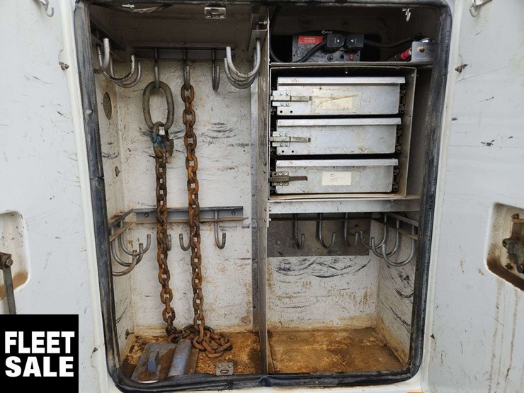 2011-freightliner-m2-106-image-36