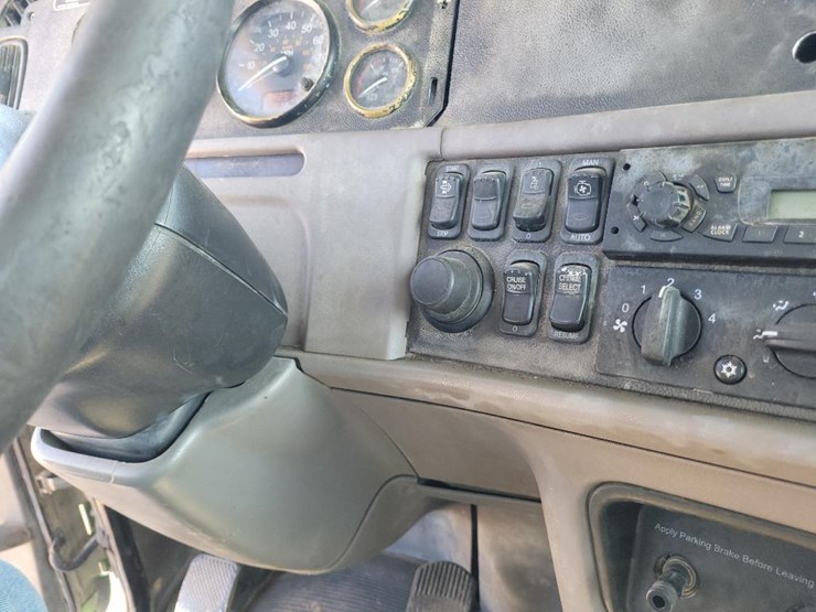 2014-peterbilt-365-image-27