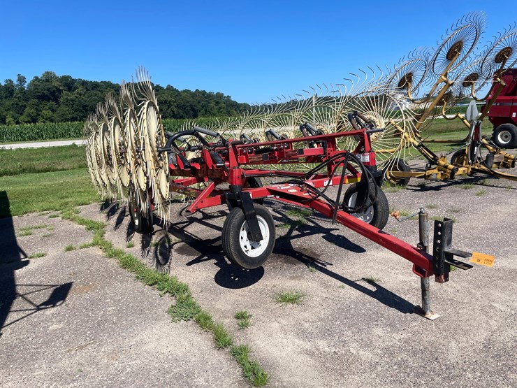 #1028-•-h&s-(12)-wheel-rake-image-3