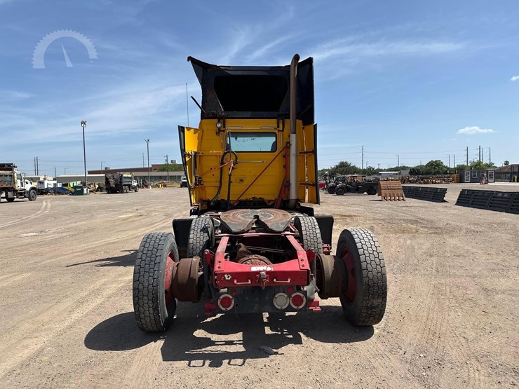 volvo-vnl64t300-image-8