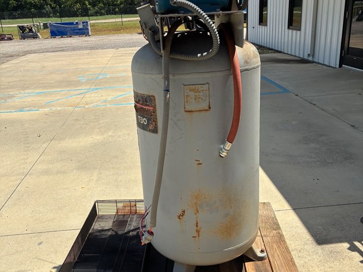 #9935-•-ingersoll-rand-t30-air-compressor-image-2