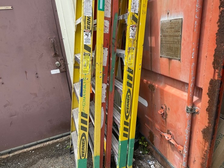 #1158-•-(3)-fiberglass-step-ladders-image-1