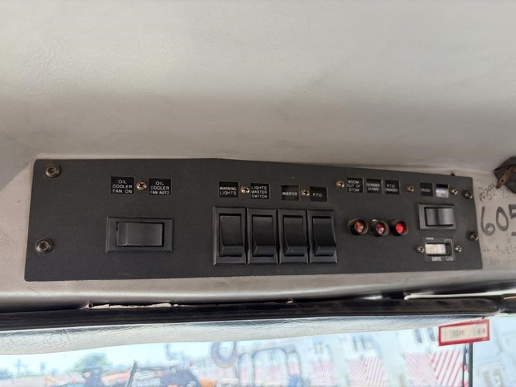 2000-freightliner-fl80-image-39