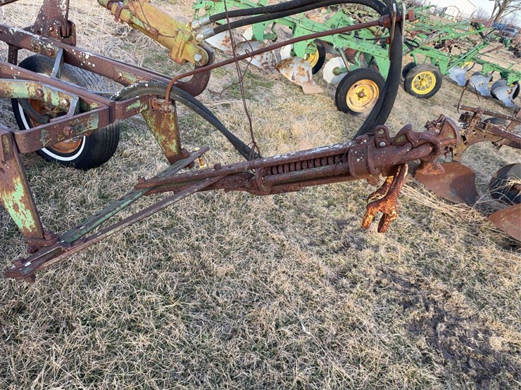 john-deere-pull-type-three-bottom-plow-image-12