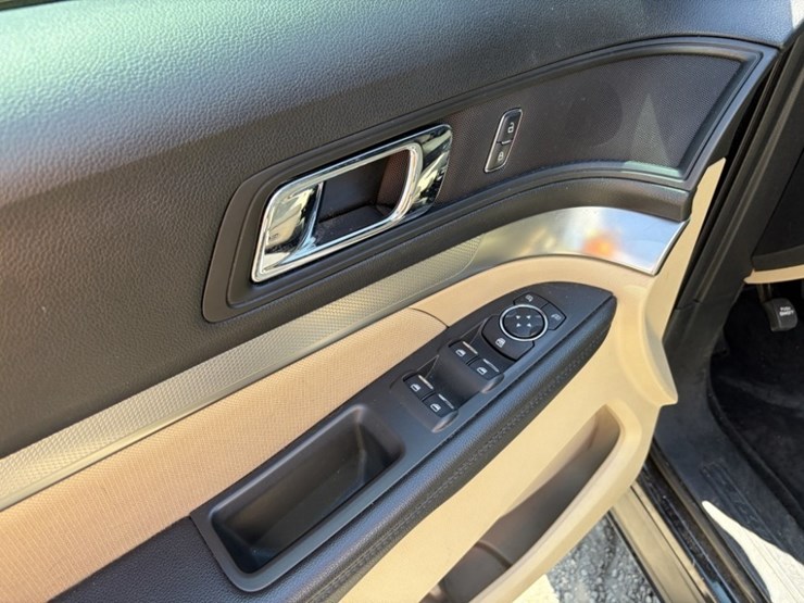 2017-ford-explorer-image-26