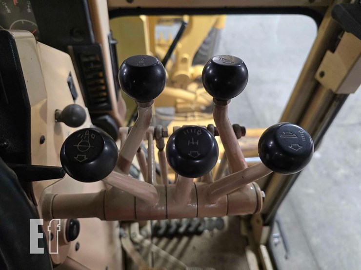 2005-caterpillar-143h-image-17