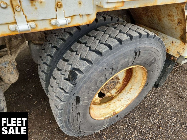 2011-freightliner-m2-106-image-14