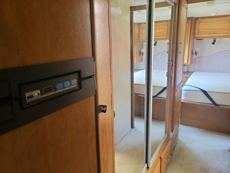 2003-fleetwood-bounder-39z-class-a-motorhome-on-freightliner-chassis-image-60
