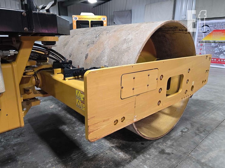 2016-caterpillar-cs56b-image-11