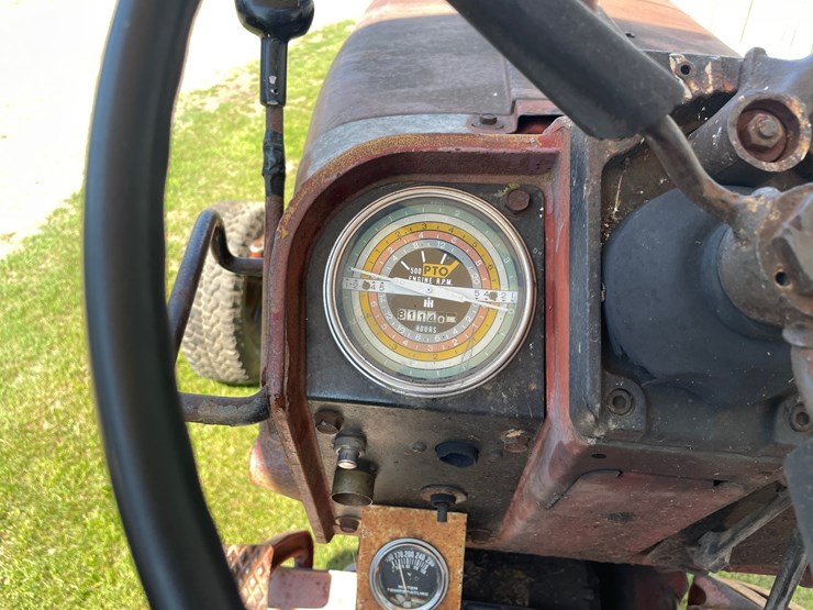 #1020-•-farmall-656-gas-tractor-(augusta,-wi)-image-39