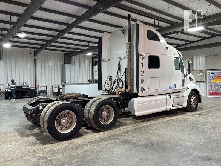 2012-peterbilt-587-image-3