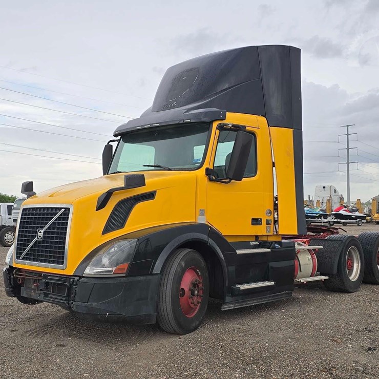 2016 VOLVO VNL64T300