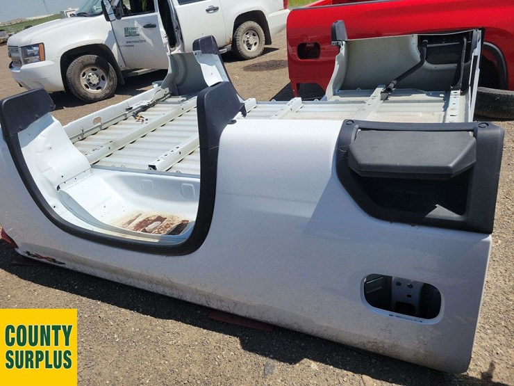 white-pick-up-truck-bed-image-8
