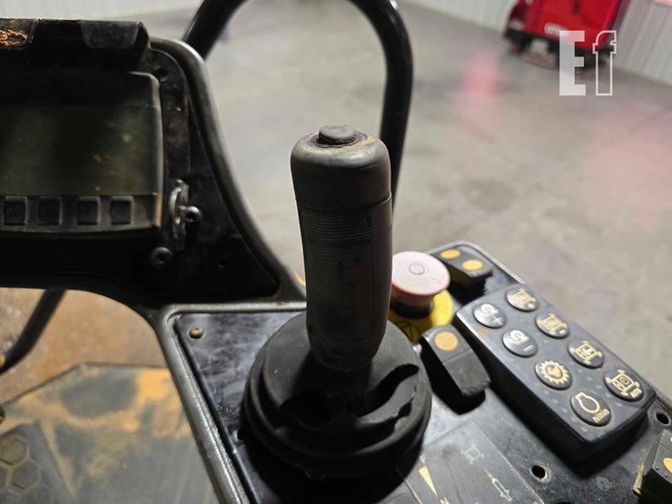 2016-caterpillar-cs56b-image-17
