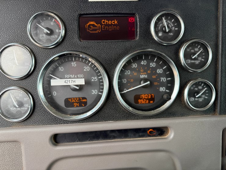 2015-peterbilt-365-image-28