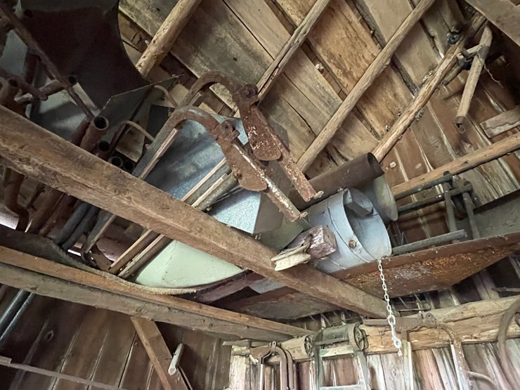 #2341-•-all-contents-in-rafters-image-4