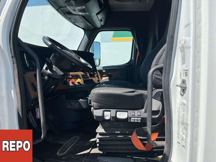 2021-freightliner-cascadia-t/a-sleeper-tractor-image-10