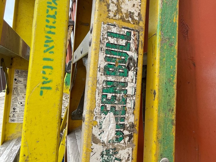 #1156-•-(2)-fiberglass-step-ladders-image-5
